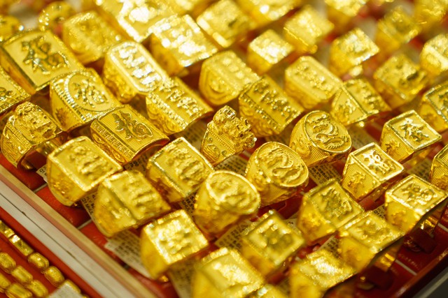 Chốt giá vàng hôm nay ngày 12/4 giảm rất mạnh, người mua lỗ đậm- Ảnh 1.