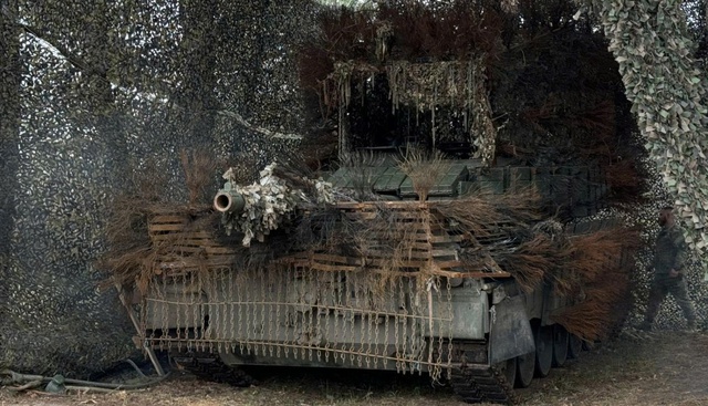 Xe tăng Leopard 1A5 Ukraine vẫn 'sống khỏe' sau hơn 50 đòn tấn công từ UAV Nga- Ảnh 1. Xe tăng Leopard 1A5 Ukraine vẫn 'sống khỏe' sau hơn 50 đòn tấn công từ UAV Nga- Ảnh 1.