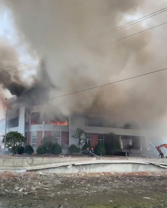 Hà Tĩnh: Cháy lớn tại khu trưng bày công ty gỗ, khói bốc cao hàng chục mét- Ảnh 1.