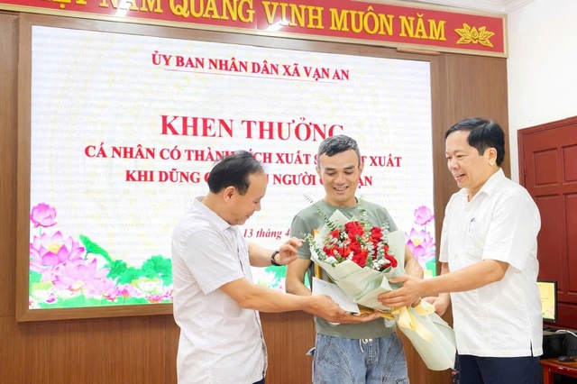 Khen thưởng người đàn ông dũng cảm lao xuống sông Lam cứu hai mẹ con- Ảnh 1.
