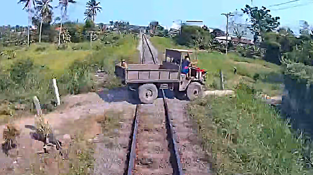 Clip 1 người bị hất văng khỏi xe công nông sau va chạm với tàu hỏa- Ảnh 2.