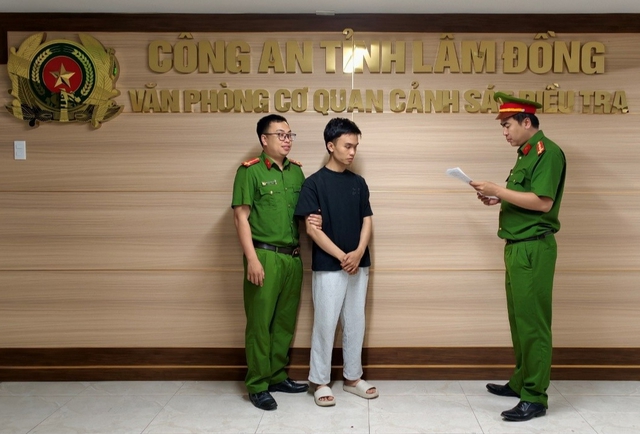 Bắt khẩn cấp nhân viên ngân hàng lừa đảo, chiếm đoạt 1,7 tỷ đồng qua ứng dụng vay trực tuyến- Ảnh 1. Bắt khẩn cấp nhân viên ngân hàng lừa đảo, chiếm đoạt 1,7 tỷ đồng qua ứng dụng vay trực tuyến- Ảnh 1.