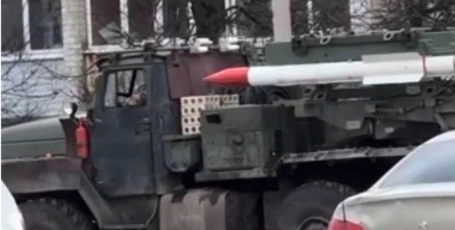 Nga triển khai hệ thống phòng không R-77 FrankenSAM đầu tiên sát biên giới Ukraine- Ảnh 1.