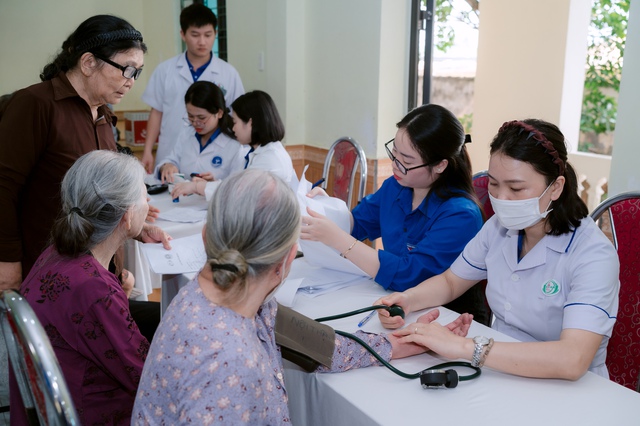 Tiếp sức ngư dân bám biển từ những tủ thuốc nghĩa tình- Ảnh 1.