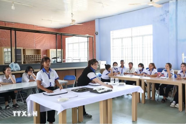 Lần đầu tiên quy định chức danh giáo viên sơ cấp hạng I, hạng II- Ảnh 1. Lần đầu tiên quy định chức danh giáo viên sơ cấp hạng I, hạng II- Ảnh 1.