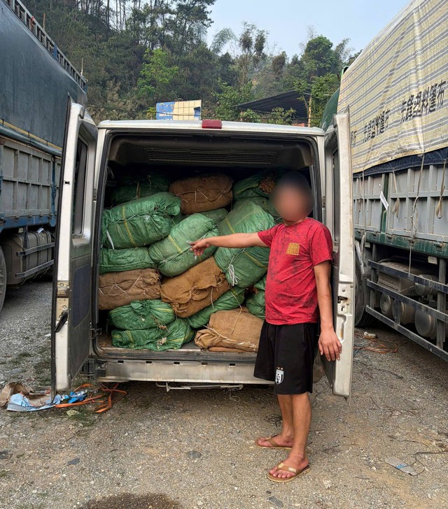 Phát hiện, thu giữ hơn 5 tấn nguyên liệu thuốc lá không rõ nguồn gốc- Ảnh 1. Phát hiện, thu giữ hơn 5 tấn nguyên liệu thuốc lá không rõ nguồn gốc- Ảnh 1.