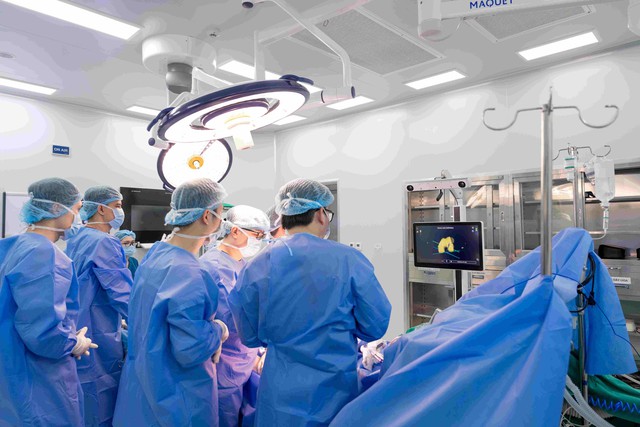 Khám phá robot AI giúp bệnh nhân đi lại sau 3 giờ phẫu thuật thay khớp gối tại Vinmec Hải Phòng- Ảnh 1. Khám phá robot AI giúp bệnh nhân đi lại sau 3 giờ phẫu thuật thay khớp gối tại Vinmec Hải Phòng- Ảnh 1.