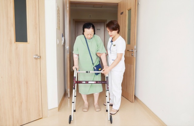 Khám phá robot AI giúp bệnh nhân đi lại sau 3 giờ phẫu thuật thay khớp gối tại Vinmec Hải Phòng- Ảnh 2. Khám phá robot AI giúp bệnh nhân đi lại sau 3 giờ phẫu thuật thay khớp gối tại Vinmec Hải Phòng- Ảnh 2.