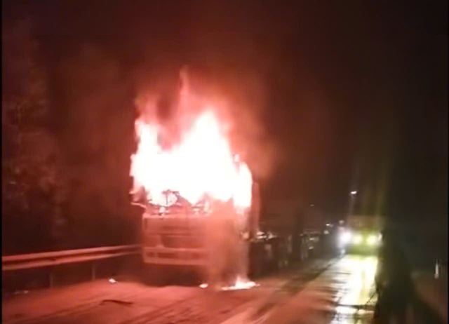 Xe đầu kéo biển số nước ngoài bốc cháy khi đang lưu thông- Ảnh 1.