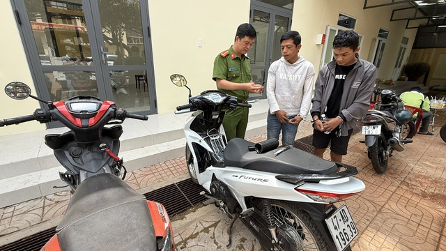 Bắt Lê Quang Nhã 25 tuổi đi trộm cắp xe máy, dùng bình xịt hơi cay chống trả công an- Ảnh 1.