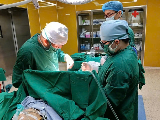 Cứu sống người đàn ông bị thủng đường tiêu hóa nhiều lần ở Quảng Ninh- Ảnh 1. Cứu sống người đàn ông bị thủng đường tiêu hóa nhiều lần ở Quảng Ninh- Ảnh 1.