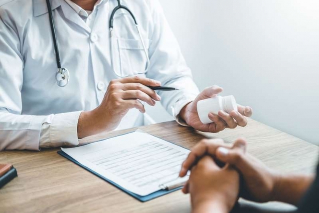 Kê đơn, gợi ý chuyển người bệnh tới cơ sở khác nhằm trục lợi: Phạt đến 10 triệu đồng, tước chứng chỉ hành nghề- Ảnh 1. Kê đơn, gợi ý chuyển người bệnh tới cơ sở khác nhằm trục lợi: Phạt đến 10 triệu đồng, tước chứng chỉ hành nghề- Ảnh 1.