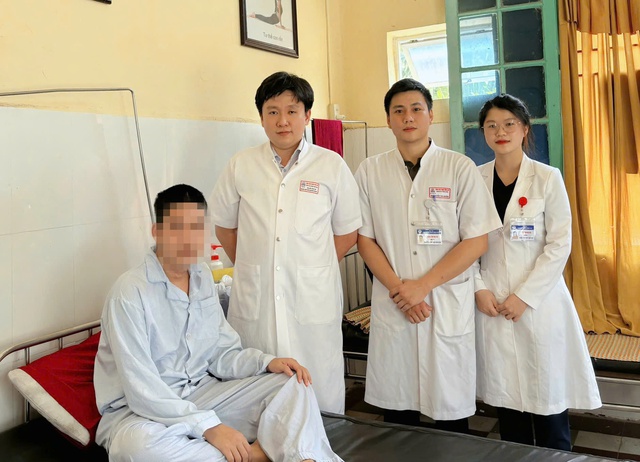 Nội soi gắp 3 bàn chải đánh răng trong bụng nam thanh niên- Ảnh 1. Nội soi gắp 3 bàn chải đánh răng trong bụng nam thanh niên- Ảnh 1.