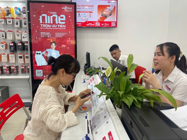 Nguy cơ bị khóa sim từ 15/4: Người dân Hà Nội vội vàng đi xác thực thuê bao- Ảnh 3.