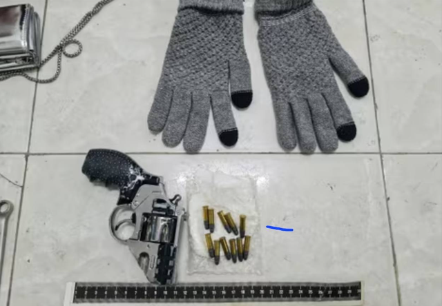 Bắt giữ 2 người trộm túi xách hàng hiệu, phát hiện thêm súng tự chế- Ảnh 2. Bắt giữ 2 người trộm túi xách hàng hiệu, phát hiện thêm súng tự chế- Ảnh 2.