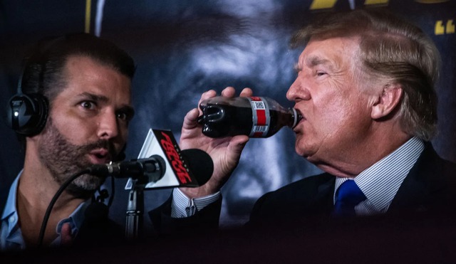 Bác sĩ Mehmet Oz: Ông Trump tin nước ngọt diệt được tế bào ung thư vì chúng 'giết chết cỏ'- Ảnh 1. Bác sĩ Mehmet Oz: Ông Trump tin nước ngọt diệt được tế bào ung thư vì chúng 'giết chết cỏ'- Ảnh 1.