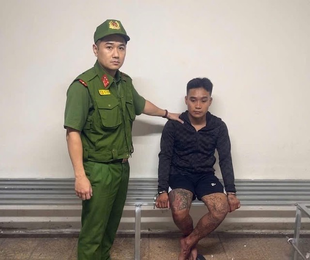 Hai thanh niên đánh nhau bằng dao giữa phố, 1 người tử vong- Ảnh 1.