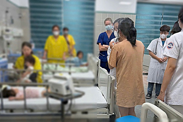 Bố mẹ hoảng loạn bế con 3 tuổi co giật cầu cứu, CSGT hành động kịp thời- Ảnh 2.