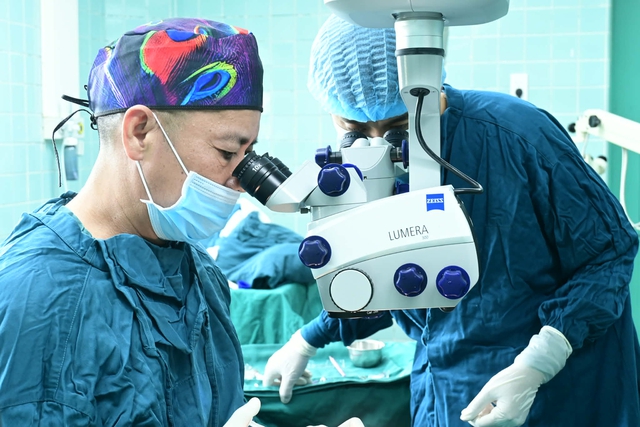 Không thể chờ 9 tháng mới được mổ, đầu bếp Mỹ thực hiện hành trình 'xuyên đại dương' đi tìm ánh sáng- Ảnh 2.