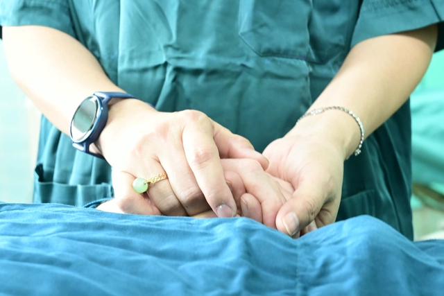 Không thể chờ 9 tháng mới được mổ, đầu bếp Mỹ thực hiện hành trình 'xuyên đại dương' đi tìm ánh sáng- Ảnh 5.