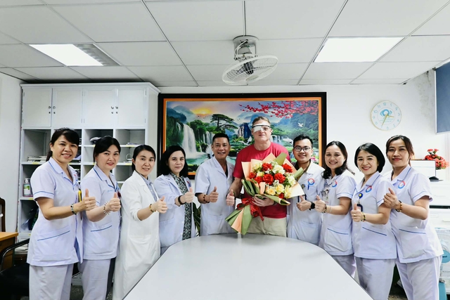 Không thể chờ 9 tháng mới được mổ, đầu bếp Mỹ thực hiện hành trình 'xuyên đại dương' đi tìm ánh sáng- Ảnh 6.