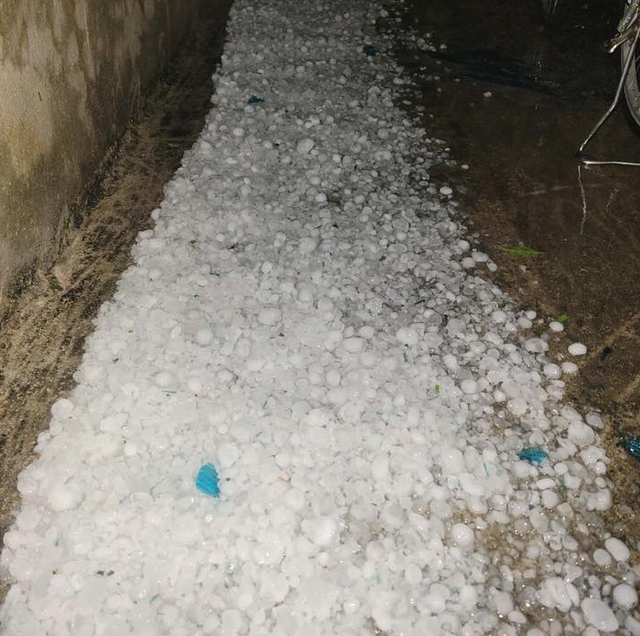 4 người bị thương, hàng trăm nhà bị hỏng do mưa đá to như cái chén ở Lào Cai- Ảnh 1. 4 người bị thương, hàng trăm nhà bị hỏng do mưa đá to như cái chén ở Lào Cai- Ảnh 1.