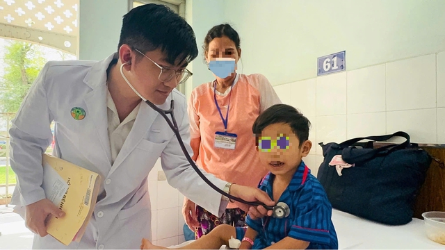 Phát hiện tim bẩm sinh khi khám tầm soát Ngày sức khoẻ toàn dân, bé trai 3 tuổi được hỗ trợ điều trị 100%- Ảnh 1. Phát hiện tim bẩm sinh khi khám tầm soát Ngày sức khoẻ toàn dân, bé trai 3 tuổi được hỗ trợ điều trị 100%- Ảnh 1.