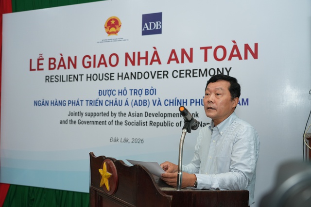 Bàn giao nhà an toàn cho người dân vùng lũ tỉnh Đắk Lắk- Ảnh 1.