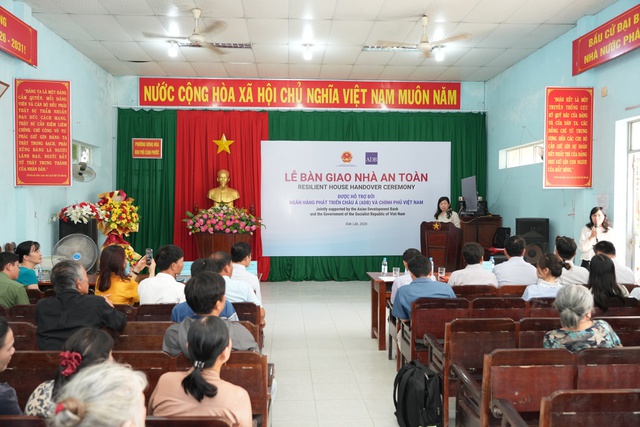 Bàn giao nhà an toàn cho người dân vùng lũ tỉnh Đắk Lắk- Ảnh 2.