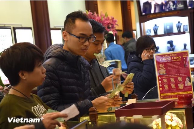 Giá vàng trong nước giảm mạnh, giao dịch quanh mức 172,5 triệu đồng- Ảnh 1.