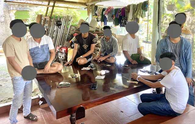 Phát hiện 8 người dùng vỏ hạt dưa đánh bạc- Ảnh 1.