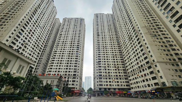 Người dân Linh Đàm nói gì về 2 phương án khảo sát, lựa chọn trả nhà lấy tiền hoặc được đền bù một căn hộ khác?- Ảnh 1. Người dân Linh Đàm nói gì về 2 phương án khảo sát, lựa chọn trả nhà lấy tiền hoặc được đền bù một căn hộ khác?- Ảnh 1.