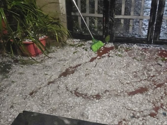 Mưa đá hạt to như cái chén trút xuống Bắc Hà, Lào Cai- Ảnh 1. Mưa đá hạt to như cái chén trút xuống Bắc Hà, Lào Cai- Ảnh 1.