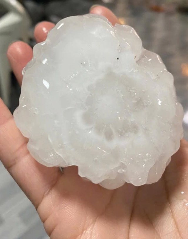 Mưa đá hạt to như cái chén trút xuống Bắc Hà, Lào Cai- Ảnh 2. Mưa đá hạt to như cái chén trút xuống Bắc Hà, Lào Cai- Ảnh 2.