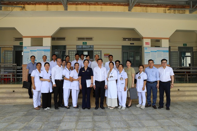 Đoàn công tác Bộ Y tế thăm, tặng quà cơ sở y tế và trẻ em có hoàn cảnh khó khăn ở Đắk Lắk- Ảnh 7. Đoàn công tác Bộ Y tế thăm, tặng quà cơ sở y tế và trẻ em có hoàn cảnh khó khăn ở Đắk Lắk- Ảnh 7.