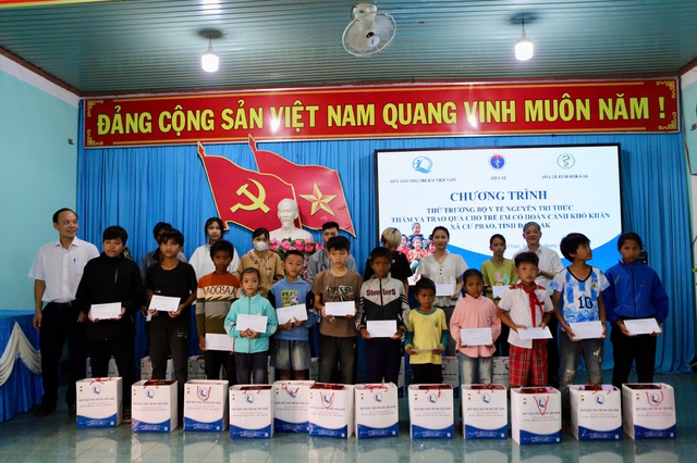 Đoàn công tác Bộ Y tế thăm, tặng quà cơ sở y tế và trẻ em có hoàn cảnh khó khăn ở Đắk Lắk- Ảnh 13. Đoàn công tác Bộ Y tế thăm, tặng quà cơ sở y tế và trẻ em có hoàn cảnh khó khăn ở Đắk Lắk- Ảnh 13.