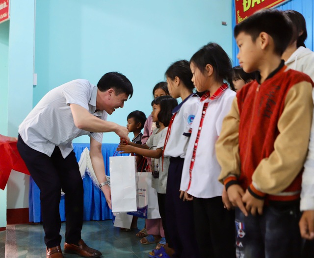 Đoàn công tác Bộ Y tế thăm, tặng quà cơ sở y tế và trẻ em có hoàn cảnh khó khăn ở Đắk Lắk- Ảnh 12. Đoàn công tác Bộ Y tế thăm, tặng quà cơ sở y tế và trẻ em có hoàn cảnh khó khăn ở Đắk Lắk- Ảnh 12.