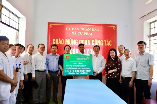 Đoàn công tác Bộ Y tế thăm, tặng quà cơ sở y tế và trẻ em có hoàn cảnh khó khăn ở Đắk Lắk- Ảnh 5. Đoàn công tác Bộ Y tế thăm, tặng quà cơ sở y tế và trẻ em có hoàn cảnh khó khăn ở Đắk Lắk- Ảnh 5.