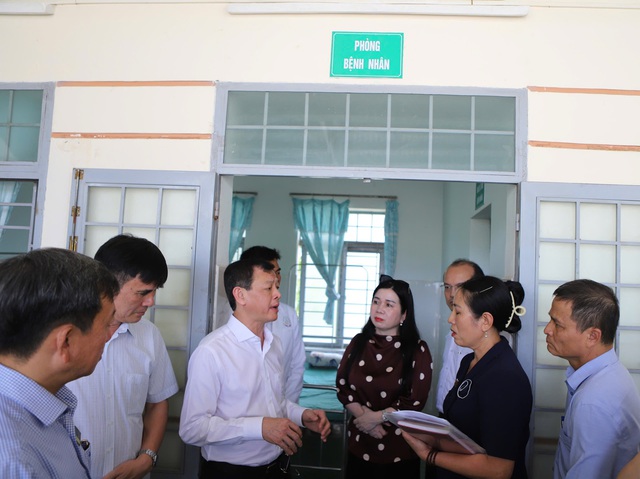 Đoàn công tác Bộ Y tế thăm, tặng quà cơ sở y tế và trẻ em có hoàn cảnh khó khăn ở Đắk Lắk- Ảnh 4. Đoàn công tác Bộ Y tế thăm, tặng quà cơ sở y tế và trẻ em có hoàn cảnh khó khăn ở Đắk Lắk- Ảnh 4.