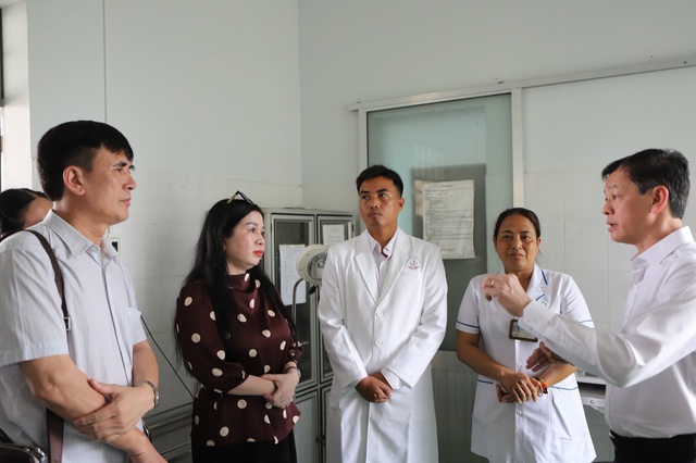 Đoàn công tác Bộ Y tế thăm, tặng quà cơ sở y tế và trẻ em có hoàn cảnh khó khăn ở Đắk Lắk- Ảnh 3. Đoàn công tác Bộ Y tế thăm, tặng quà cơ sở y tế và trẻ em có hoàn cảnh khó khăn ở Đắk Lắk- Ảnh 3.