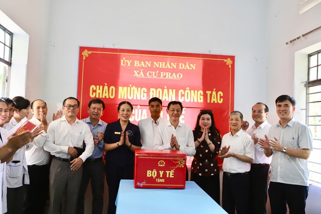 Đoàn công tác Bộ Y tế thăm, tặng quà cơ sở y tế và trẻ em có hoàn cảnh khó khăn ở Đắk Lắk- Ảnh 6. Đoàn công tác Bộ Y tế thăm, tặng quà cơ sở y tế và trẻ em có hoàn cảnh khó khăn ở Đắk Lắk- Ảnh 6.