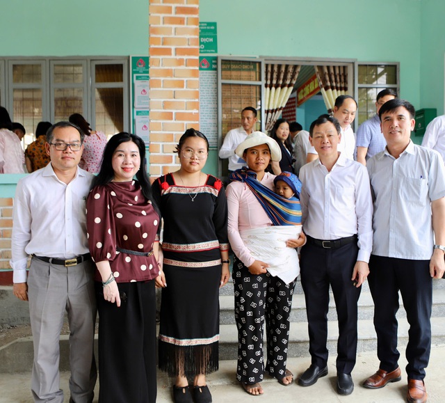 Đoàn công tác Bộ Y tế thăm, tặng quà cơ sở y tế và trẻ em có hoàn cảnh khó khăn ở Đắk Lắk- Ảnh 14. Đoàn công tác Bộ Y tế thăm, tặng quà cơ sở y tế và trẻ em có hoàn cảnh khó khăn ở Đắk Lắk- Ảnh 14.