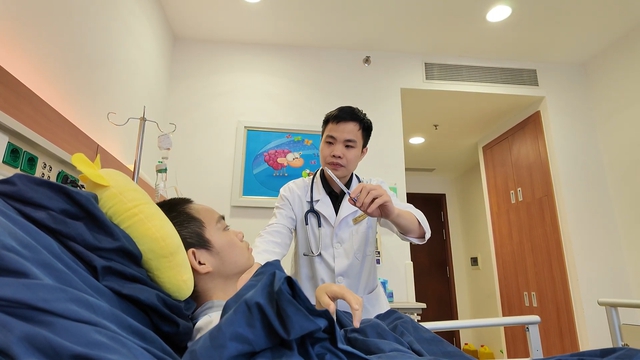 Vinmec kích hoạt quy trình tối khẩn trong đêm, cứu sống bé trai 12 tuổi xuất huyết não- Ảnh 2.