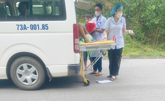 Bác sĩ giúp sản phụ 'vượt cạn' trên xe cứu thương- Ảnh 1.