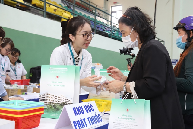 Một ngày, gần 30.000 người dân TPHCM được tầm soát sức khỏe- Ảnh 1.