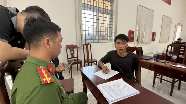 Bắt thanh niên 19 tuổi không có bằng lái, trộm cắp ô tô rồi lái trên phố- Ảnh 1.