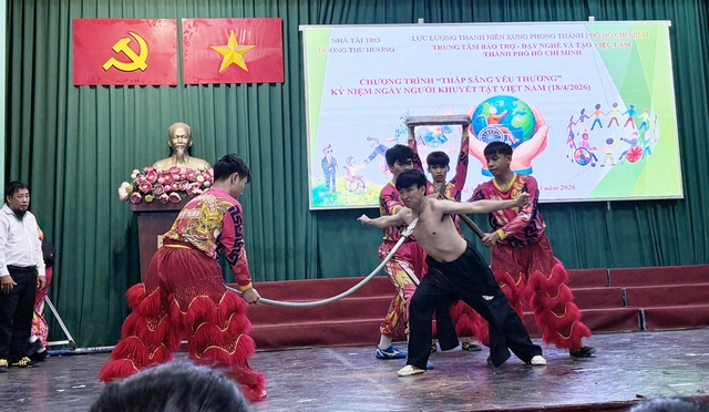 ‘Thắp sáng yêu thương’: Nâng bước trẻ khuyết tật hòa nhập bằng nghị lực và sẻ chia- Ảnh 1.