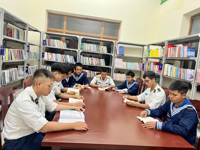 Lan tỏa thói quen đọc sách cho đông đảo cán bộ, chiến sĩ hải quân- Ảnh 1.