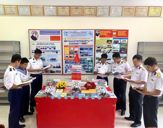 Lan tỏa thói quen đọc sách cho đông đảo cán bộ, chiến sĩ hải quân- Ảnh 2.