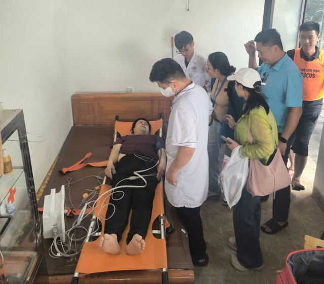Cấp cứu du khách Trung Quốc bị ngất khi leo đảo Ti Tốp- Ảnh 2.